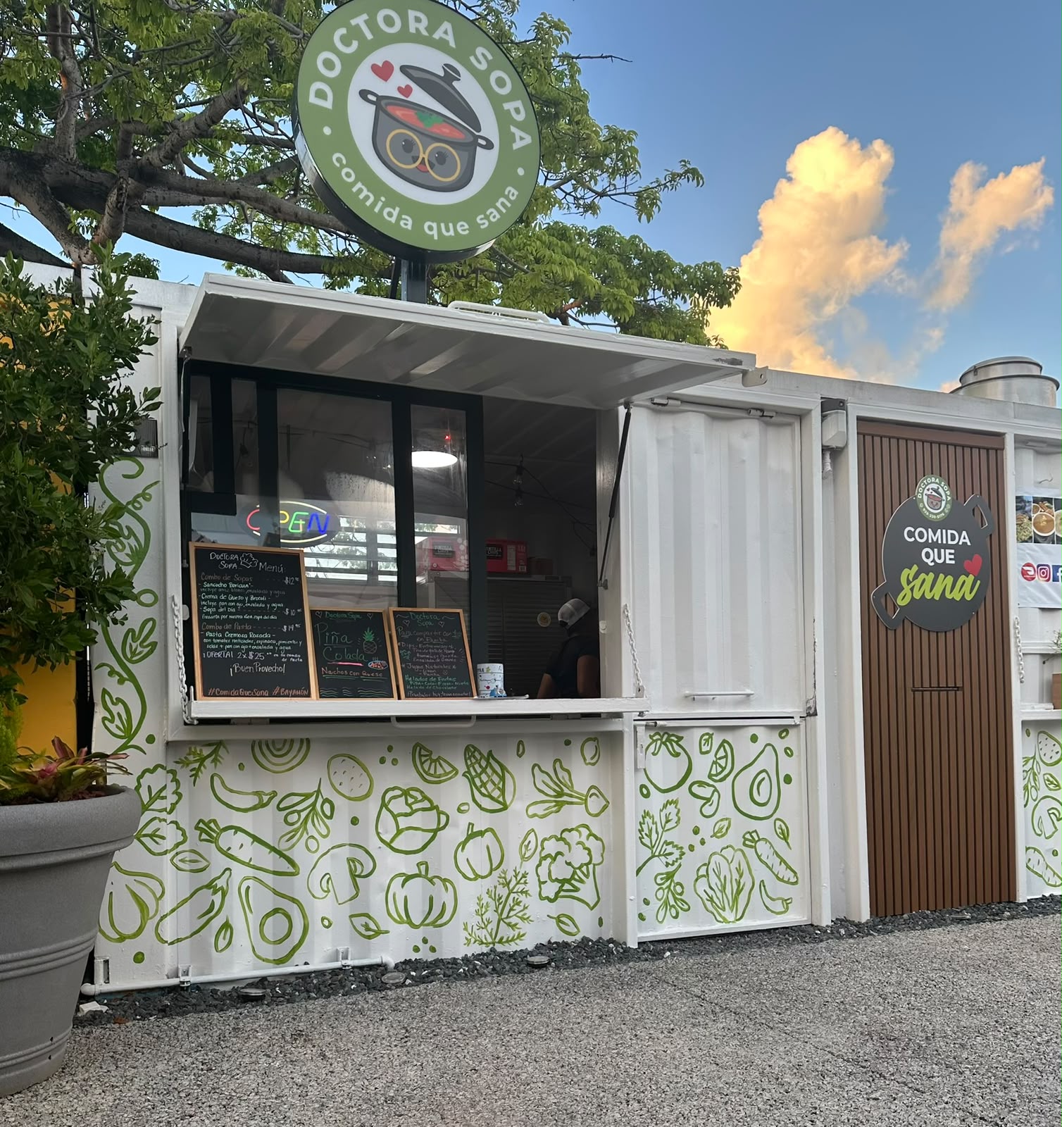 Kiosco de Doctora Sopa con menú y logo en Puerto Rico